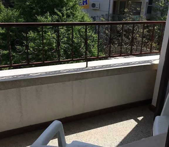 Under The Walnut Tree Apartment *