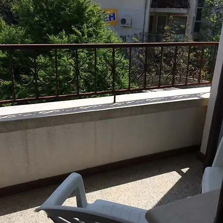 Under The Walnut Tree Apartment *